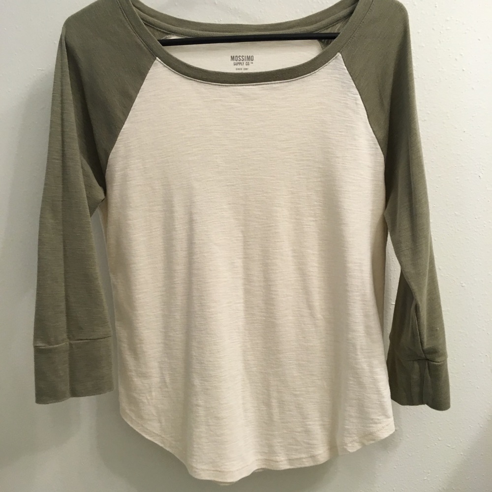Mossimo raglan-style top. Size M
